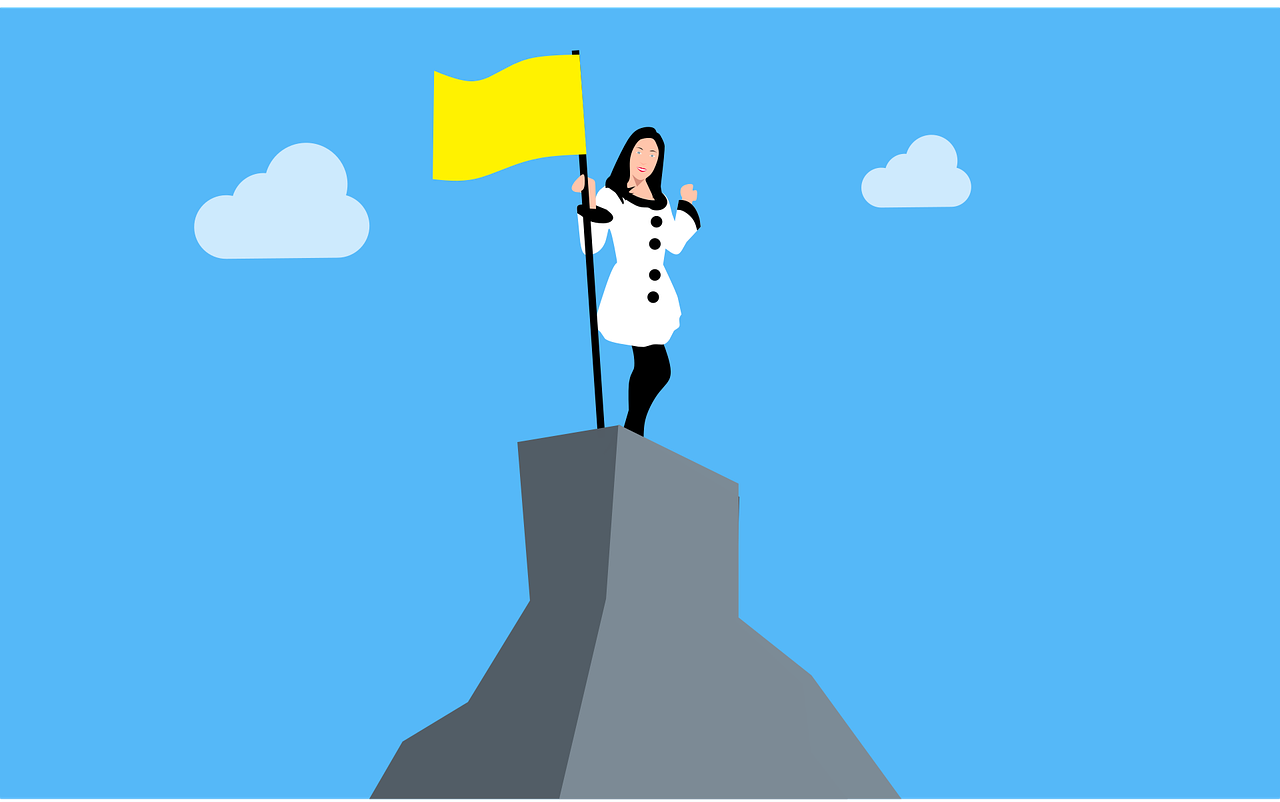 ilustración de una mujer de negocios que sostiene una bandera en la cima de una montaña