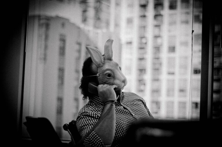 Homem ao telefone usando uma máscara de coelho